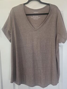 Torrid V-Neck Short Sleeve Tee in Taupe Brown